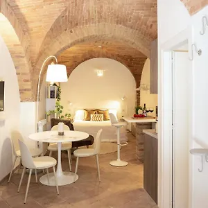 Medieval Flat With Whirlpool Bath Appartamento